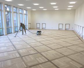 Berufsschule Karlstadt - Vorhandenen Parkettboden repariert, Parkettzwischenfriese mit Farbton 